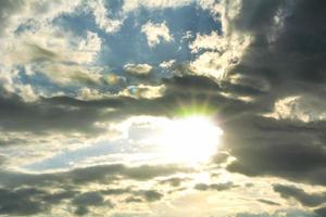 rayon de soleil dans les nuages sombres et le ciel photo