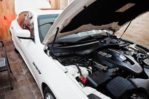 Moteur v6 de voiture de sport dans un garage de détail. photo