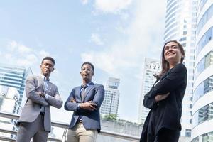 groupe de gens d'affaires. gens d'affaires se réunissant pour parler et partager leurs idées en ville. équipe commerciale et concept de travail d'équipe. des hommes d'affaires debout à l'extérieur de la ville discutant d'un nouveau projet. photo