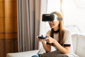 femme joue au jeu vidéo avec un appareil de réalité virtuelle photo