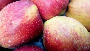 tas de pommes rouges impures non lavées photo