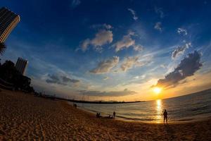 plage tropicale au coucher du soleil, plage de pattaya, thaïlande, vue fisheye photo