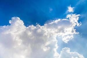 nuages blancs dans le ciel bleu photo