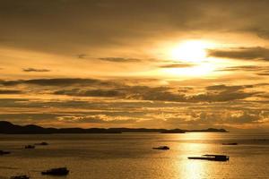 vue sur la mer de pattaya en thaïlande au coucher du soleil photo