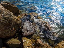 beau ciel bleu, mer et rochers à bang saen en thaïlande. photo