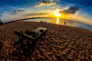 plage tropicale au coucher du soleil, chaise de plage sur la plage de pattaya, thaïlande, vue fisheye photo