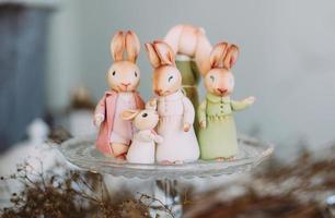 concept de vacances en famille de pâques. famille de lapin. photo