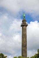 liverpool, royaume-uni, 2021. statue du duc de wellington sur une colonne à l'extérieur du hall st georges à liverpool, angleterre royaume-uni le 14 juillet 2021 photo