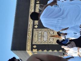 makkah, arabie saoudite, 2021 - des visiteurs du monde entier exécutent le tawaf dans le masjid al-haram de la makkah. photo