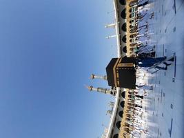 makkah, arabie saoudite, 2021 - des visiteurs du monde entier exécutent le tawaf dans le masjid al-haram de la makkah. photo