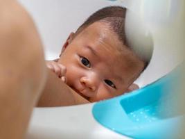 bébé prend sa douche photo