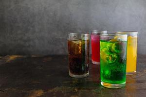 catégorie boisson gazeuse dans un verre avec de la glace photo