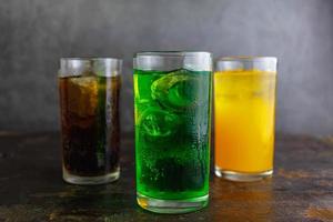 catégorie boisson gazeuse dans un verre avec de la glace photo
