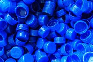 bouchons en plastique bleus utilisés pour sceller les bouteilles de boissons. photo