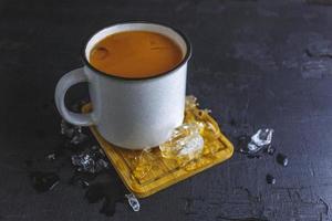 thé au lait glacé dans un verre avec de la glacethé au lait glacé dans un verre avec de la glace photo