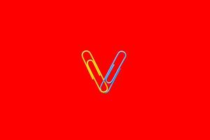 trombones jaunes et bleus sur fond rouge sang. photo