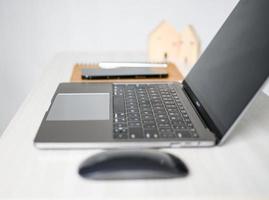 apple macbook pro 13 space gray est éteint sur le bureau dans la chambre, économisez de l'énergie en gros plan. mise au point sélective. fond blanc flou photo