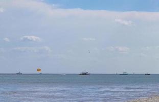 bateaux yachts entre l'île de cozumel et playa del carmen mexique. photo