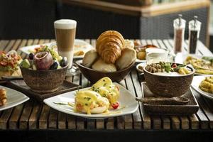 grand choix de petits-déjeuners gastronomiques occidentaux plats variés sur la table de restaurant photo