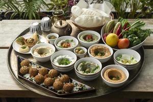 meze mixte du moyen-orient partageant un plateau de nourriture dans un restaurant turc photo