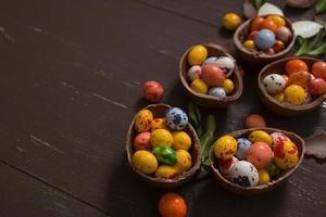 fond de chasse de pâques avec des oeufs en chocolat sur l'espace de copie de fond en bois photo