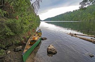 nuages spectaculaires sur un portage en pleine nature photo