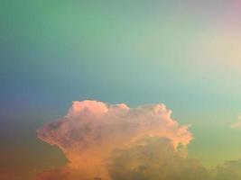 beauté vert pastel doux orange coloré avec des nuages moelleux sur le ciel. image arc-en-ciel multicolore. fantaisie abstraite lumière croissante photo