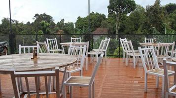 Ensemble de chaises longues en bois blanc photo