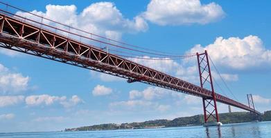 lisbonne, portugal, pont du 25 avril sur le tage photo