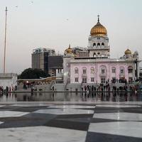 gurdwara bangla sahib est le gurudwara sikh le plus important, bangla sahib gurudwara vue intérieure pendant la soirée à new delhi, inde, communauté sikh l'un des célèbres gurudwara bangla sahib vue photo