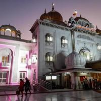 gurdwara bangla sahib est le gurudwara sikh le plus important, bangla sahib gurudwara vue intérieure pendant la soirée à new delhi, inde, communauté sikh l'un des célèbres gurudwara bangla sahib vue photo