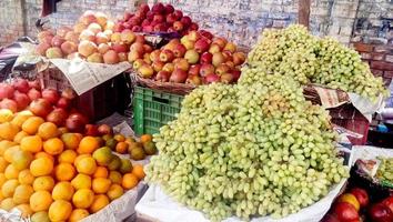 marché aux fruits avec divers fruits et légumes frais colorés