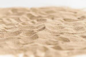 Tas de sable sec isolé sur fond blanc photo