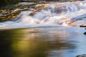 eau qui coule le long des rochers dans la nature, cascade photo