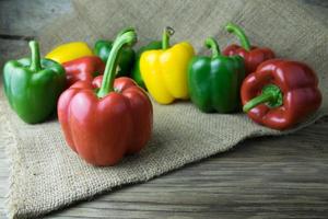 Poivrons colorés sur table en bois photo