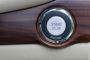 bouton d'arrêt de démarrage du moteur d'un intérieur de voiture moderne photo