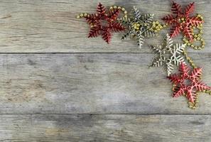 décorations de Noël sur fond de bois ancien. photo