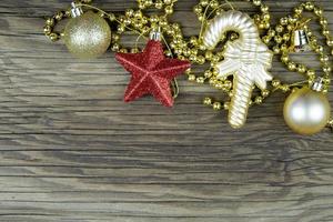 décorations de Noël sur fond de bois ancien. photo