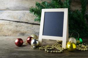 cadre photo et décorations de noël sur fond de bois ancien.