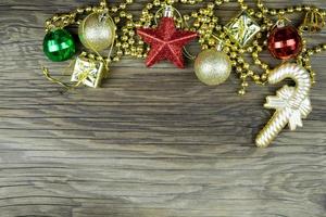 décorations de Noël sur fond de bois ancien. photo