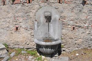 ancienne fontaine en pierre photo