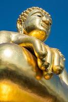 la grande statue de bouddha doré de style chiang saen située dans le triangle d'or près du mékong, le fleuve frontalier entre la thaïlande - le myanmar et le laos. photo