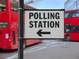 panneau de bureau de vote sur fond de bus à impériale flou photo