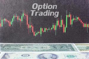 trading d'options écrit sur tableau noir chandelier avec fond dollar. image conceptuelle pour la négociation sur le marché des options. photo
