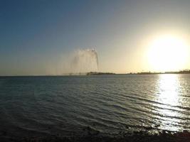 beau coucher de soleil sur la corniche de jeddah photo