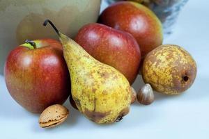 Affichage nature morte de pommes, poires et noix photo
