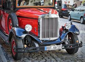 Rothenburg ob der tauber, nord de la Bavière, Allemagne, 2014. bus rouge à l'ancienne photo