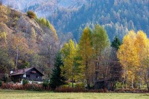 cormayeur, italie, 2008. scène d'automne montrant un chalet de style alpin et des arbres photo