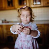 petite fille qui pétrit la pâte photo