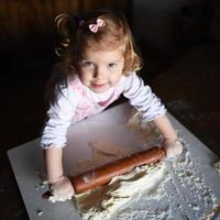 photo de boulanger adorable, jolie petite fille caucasienne en chef.